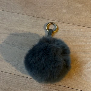 Päls nyckelknippa - En jättefin fluffig nyckelknippa eller accessoar i äkta päls!🤍🤍 Köpt på Raglady