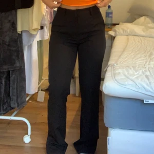 Kostymbyxor bikbok - Svarta utsvängda kostymbyxor från bikbok, är för långa för mig och använder dem inte längre