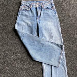 Säljer dessa monki jeans då jag inte har den stilen längre :). Dom är i nyckick, blev nästan aldrig använda.