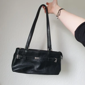 Axelväska - Nyskick, kan inte så några slitningar. Många fack inuti.