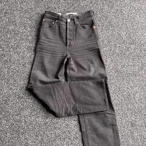 LEVI’S RIBCAGE STRAIGHT  - Säljer mina Levis’s Ribcage Straight jeans då jag har en annan stil nu och dom inte kommer till användning längre. Dom är i använt men bra skick 