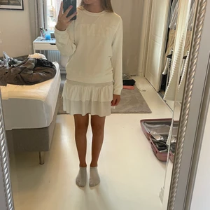 Tjocktröja - En vit Gant tröja i skönt material, jätte fin och jätte skön! Den har någon liten fläck på framsidan men syns nästan ingenting. Köpt för 1000kr på Gant butiken i strl S💓