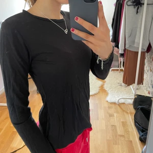 Svart tröja - Helt vanlig tunn svart tröja. Aldrig använd❤️ Köparen står för frakten!