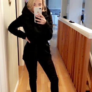 Kort svart kappa  - Snygg kort kappa med huva 