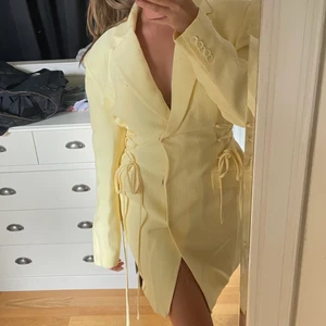 Kavajklänning  - Kavajklänning från Hanna Schönbergs kollektion med nakd. Storlek 36, endast använd på min 19 års fest 👏🏻 150 kr + 69 kr frakt! Skickar spårbart📩