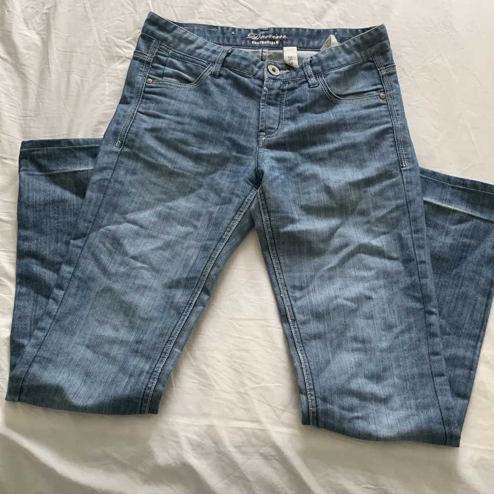 Oanvänt lågmidjade jeans i storlek 26/32,jeansen passar inte längre så säljer de.  Frakt:50kr. Jeans & Byxor.