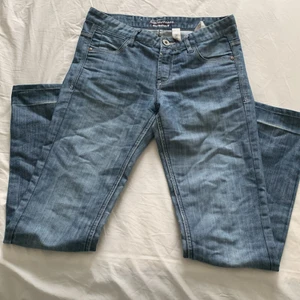 Oanvänt Cottonfield jeans  -  Oanvänt lågmidjade jeans i storlek 26/32,jeansen passar inte längre så säljer de.  Frakt:50kr