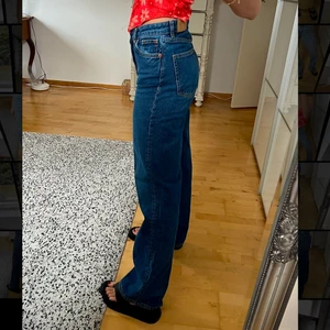 Jeans från Monki - Säljer ett par mörkblå jeans från Monki i storlek 27, bra i längden för mig som är 169. Köpare står för frakt 💛