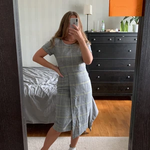 Closet London klänning - Mönstrad klänning med en figursydd passform. Tyvärr är den lite förstor på mig! Asymmetrisk slit på framsidan.