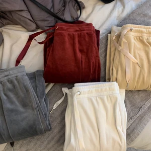 Säljer alla mina velour gina tricot byxor! - Dom alla är i storlek XS och är i bra skick. De är inte i min stil längre så de är därför jag säljer de. De alla har sina snören och har inga fläckar. Jag säljer ett par för 85 och alla fyra tillsammans för 320. Om man vill köpa två går de också för 160.