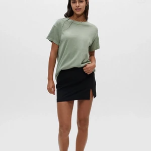 Svart minikjol med slits - Storlek S, aldrig använd prislappen sitter kvar