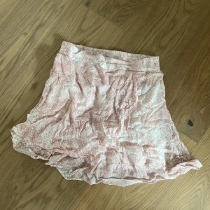 Volang-kjol. - Laxrosa Volang-kjol från Alix the Label, resår på baksidan. 🫶