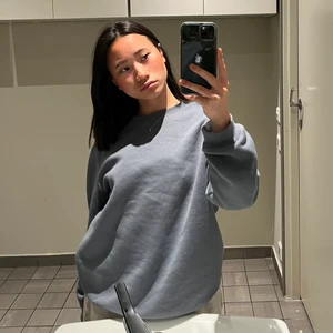 Blå sweatshirt - jätte fin sweatshirt i stl S för en mer oversized look, men passar M också. Använd ett fåtal gånger. Fraktar spårbart ❤️