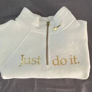 Nike polo sweatshirt  - Säljer en jättefin nike sweatshirt!!!! Den är köpt för 2 år sedan men bara använd några få gånger. Säljer pga den inte kommit till användning, Jättefint skick och inga skador alls. Dma gärna för fler bilder💞💞