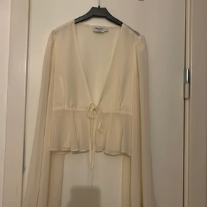 Fin topp från NA-KD  - Säljes då den ej kommer till användning 