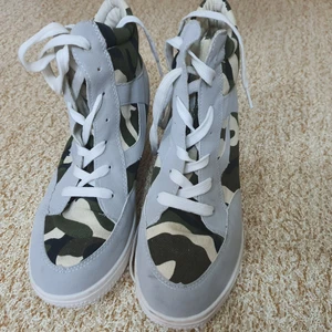 Ett par skor  - En helt oanvända par skor i storlek 37, i färg gröna och beige. Med litte innre klackhöjd 3 cm. 