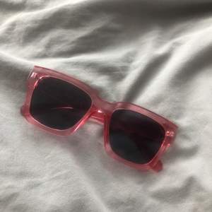 Rosa solglasögon som inte används!