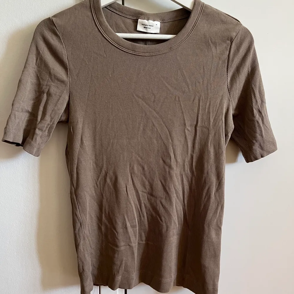 En brun ribbad t shirt från Gina Tricot i storlek M, helt oanvänd❣️. Toppar.