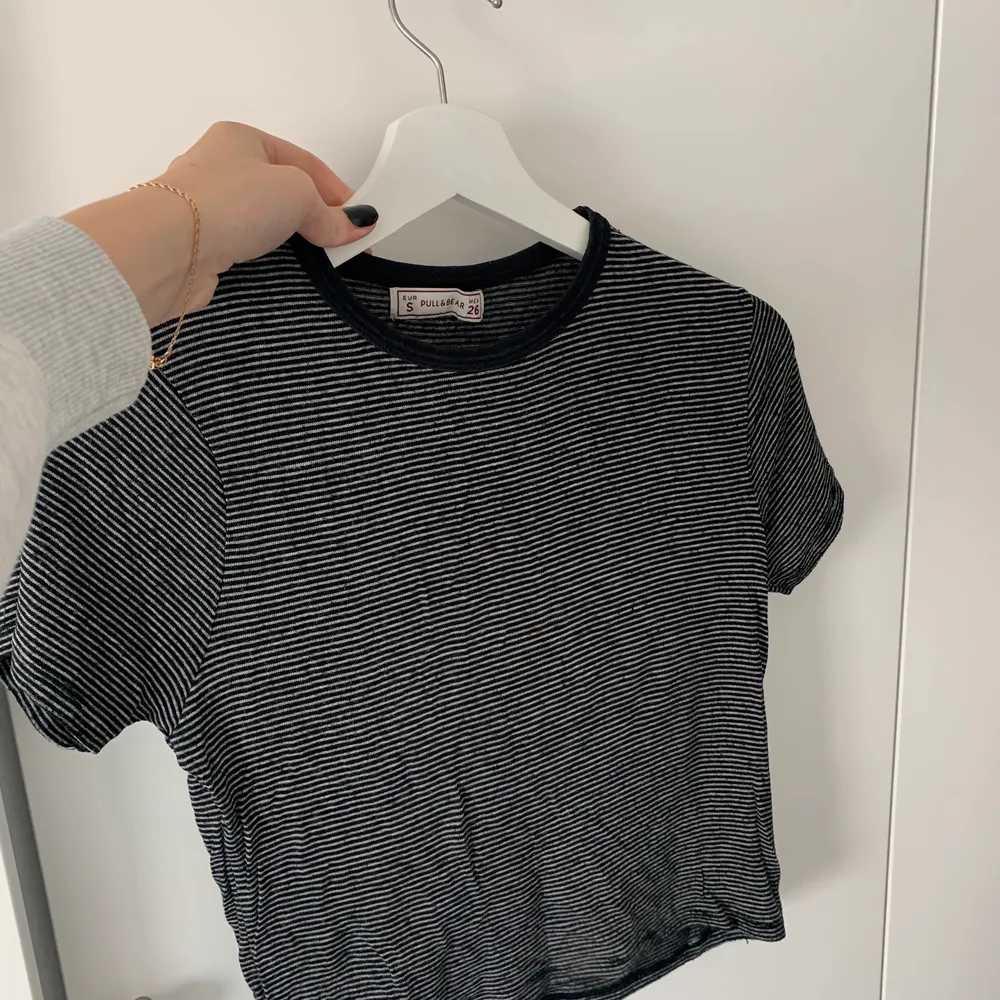 Så söt liten randig T-shirt från pull&bear, passar S-M . T-shirts.