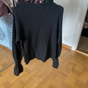 Tröja - Svart tröja med utsvängda armar från ginatricot storlek xs!  Pris 30kr + frakt  
