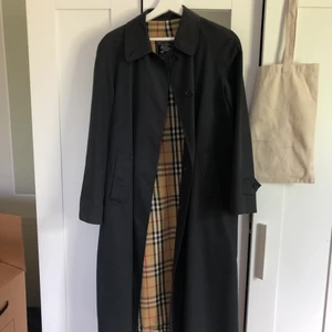 Intressekoll burberry kappa - Intressekoll på mina burberry kappor då jag inte använder de så ofta. Har köpt de av en släkting som köpt de nya, så vet att de är äkta. Passar s-l