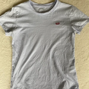 T-shirt - En supergullig Levis tröja i en fin ljusblå färg🫶🏻 använd men syns inte på plagget❤️