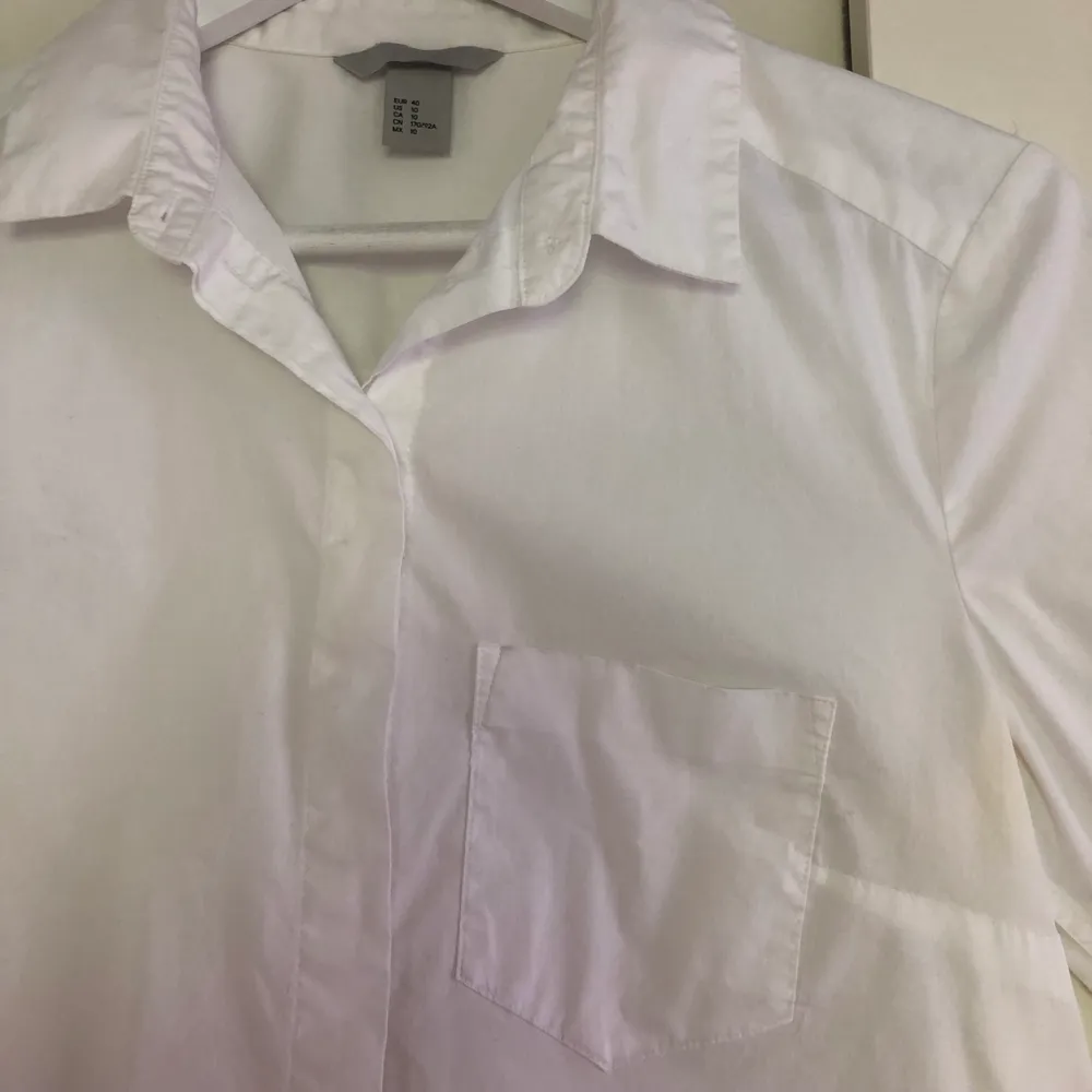 Två enkla vita skjortor från H&M som använts som arbetskläder och därför är i fint skick, noggrant skötta. Storlek 40 men mer som 38. Köp båda för 120 eller en för 70! Hör av dig vid funderingar! . Skjortor.