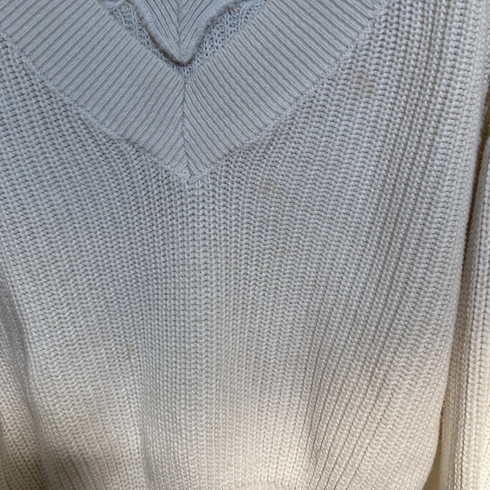  Snygg tröja från NA-KD. Det finns lite smink fläk på tröjan som man kanske får bort. . Tröjor & Koftor.