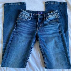 Snyggt par low waist jeans, pep boot från krocker jeans. köpta här på Plick. De är i mycket bra skick.❤️ skriv om du är intresserad!💕