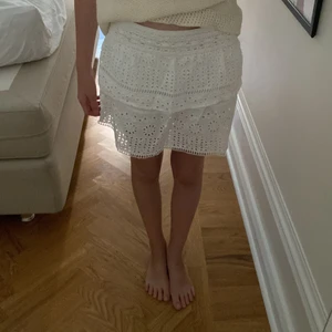 Slutsåld zara kjol!!! - Säljer min superfina zara kjol pga att jag har en liknande. Jättebra skick och använd ca 2 gånger🙌🏻om många är intresserade blir det budgivning💓strl 13-14 men passar en xs och ksk en s