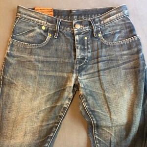 Lågmidjade jeans!  - Ah de ballaste mörkblåa lågmidjade jeansen från Lee! Jeansen är mer raka och midjemåttet är 80 och innerbenslängden 86💘