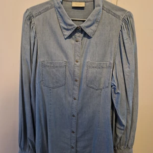 Ny jeansskjorta med puffärm  - Jeansskjorta med puffärm från Freeguent. Helt oanvänd 
