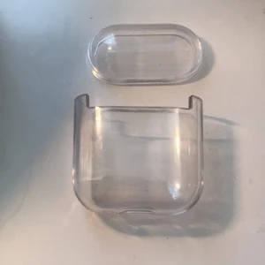 airpodsskal - airpodsskal i plast, från shein. väldigt bra men säljer för jag har inte samma modell, hör av er;)