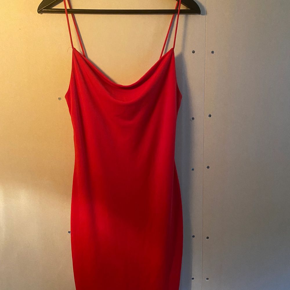 En helt ny fin röd klänning från  Bik Bok i storlek XS. Ordinarie pris är  399kr så jag säljer för halva priset 200kr😀. Klänningar.