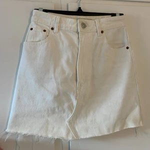Vit jeanskjol - Säljer min vita jeanskjol från zara då den ej kommer till användning längre. Använd Max 5 gånger, köpte för ett bra tag sen och tror därför den är slutsåld. Köpt för 300, storlek xs!😇
