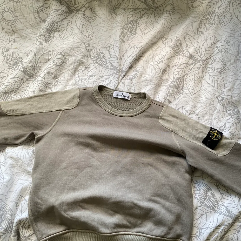 Väl använd stone island sweatshirt med inga synliga defekter.nypris 1200 kr. Tröjor & Koftor.