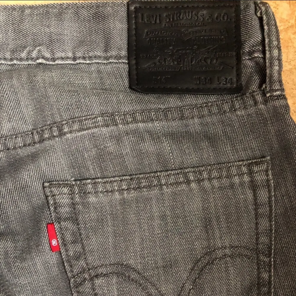 Vintage Levi's jeans jättebra skick. Låg midjade slim straight modell. Osäker på vad storleken betyder men skulle uppskatta mellan s-m men det ska gå att hitta på nätet.. Jeans & Byxor.