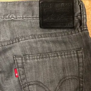 Vintage Levi's jeans jättebra skick. Låg midjade slim straight modell. Osäker på vad storleken betyder men skulle uppskatta mellan s-m men det ska gå att hitta på nätet.