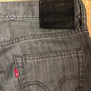 Vintage gråa Levi's jeans - Vintage Levi's jeans jättebra skick. Låg midjade slim straight modell. Osäker på vad storleken betyder men skulle uppskatta mellan s-m men det ska gå att hitta på nätet.