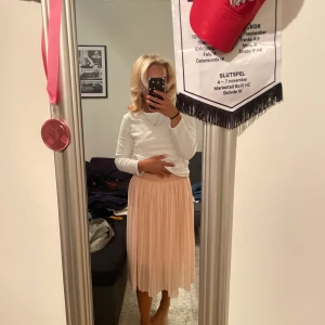 Rosa långkjol - Säljer denna långkjol från NA-KD. Väldigt fin till sensommaren. 