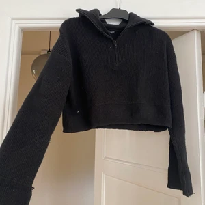 Kort stickad ziptröja  - Använd fåtal gånger