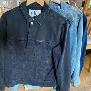 Calvin klein jeansjacka - Hej! Jag säljer nu mina jeans jackor. Perfekt till slutet av sommaren och början av hösten. Calvin Klein Jeans, svart jeansjacka i storlek XS (är stor i storleken så passar S). Pris 150kr