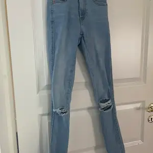 Nya jeans fron DR denim ser lite små ut men är stretchiga strl XS Pris kan diskuteras (nypris 400kr) Kan fraktas mit fraktkostnad
