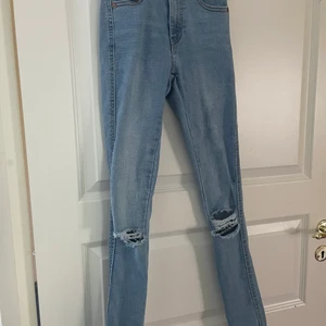 Jeans - Nya jeans fron DR denim ser lite små ut men är stretchiga strl XS Pris kan diskuteras (nypris 400kr) Kan fraktas mit fraktkostnad