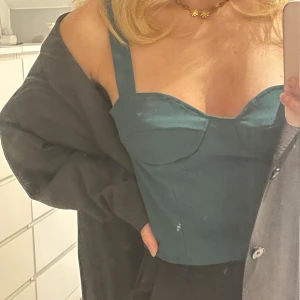 Skogsgrön topp - Topp i skogsgrön färg med knappar i ryggen. Sydd hemma efter en mall med storlek 38 som referens💓