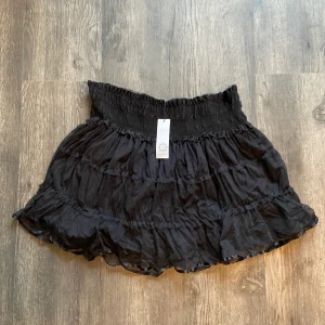 Svart miniskirt  - Svart miniskirt i strl S. Oanvänd med prislapp kvar. 