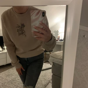 Sweatshirt beige - Jätte fin, gosig tröja från H&M, aldrig använt speciellt mycket men haft den i nått år, stl xs men är oversize och passar mig som är S-M 