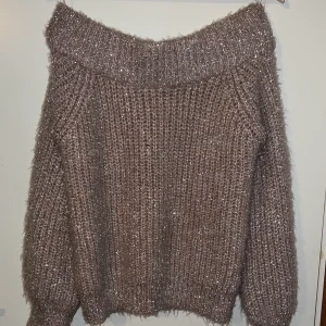 Rosa Glittrig tröja - favorit - Jag säljer nu efter kanske 3 år min favorit tröja ( alltid haft den till julafton. )  Den är i väldigt bra skick & en unik tröja från Gina tricot. Storleken är nog mellan S-M nästan L. Tjockt material. 