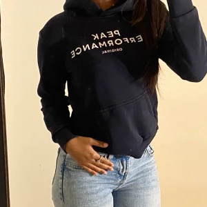 Peak performance hoddie  - Säljer min fina bekväma peak performance hoddie då den ej kommer till användning längre, den är i storleken 150 