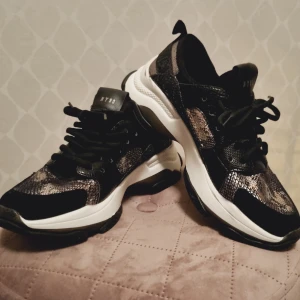 Steve madden sneakers - Oanvända stl 37